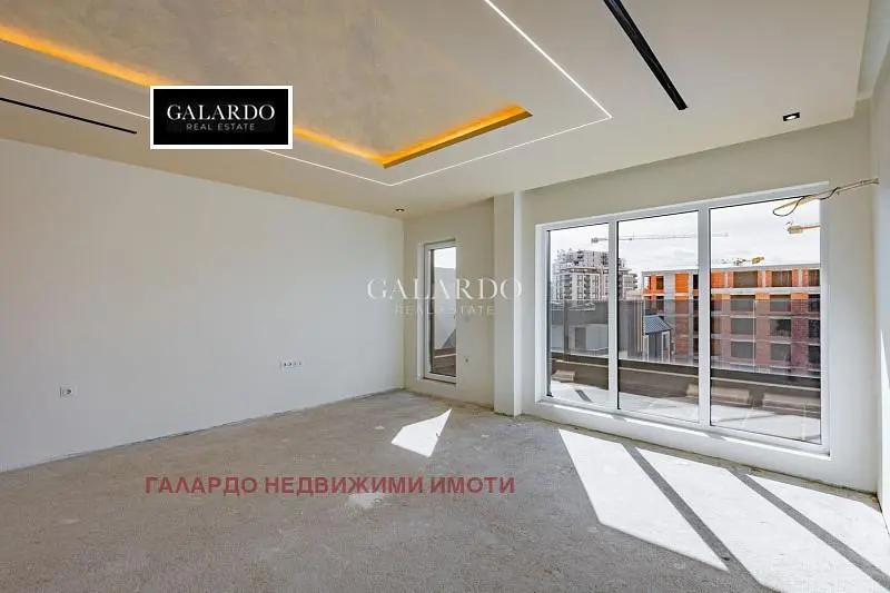 Dnevna soba; prirodno svjetlo, visoki plafoni, pogled