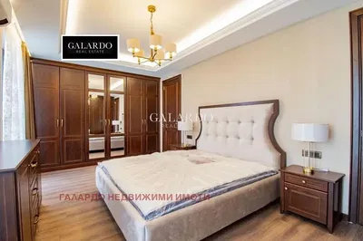 Spavaća soba; drveni pod, moderni stil