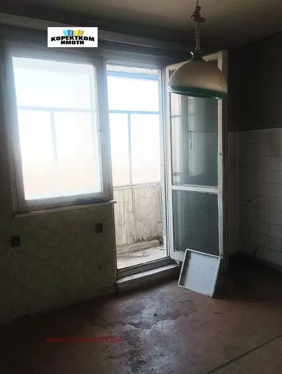 Kuhinja; potrebna renovacija, prirodno svjetlo