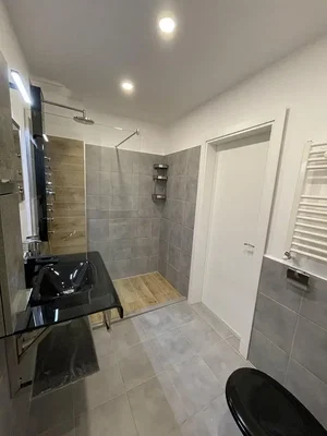 Salle de bain; carrelage, lumière naturelle, rénové