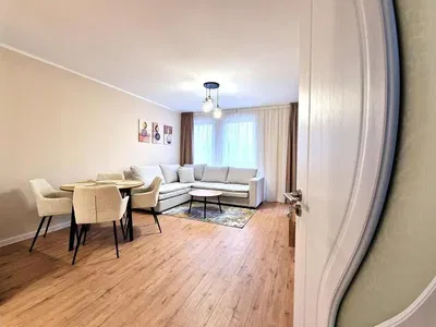 Salon; parquet, lumière naturelle, style moderne