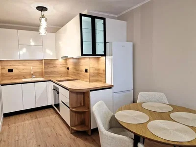 Cuisine; électroménager, lumière naturelle, style moderne, parquet