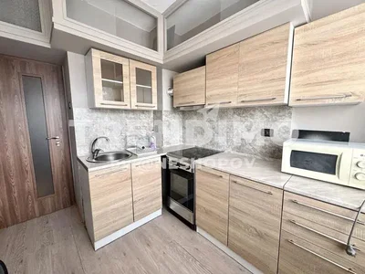 Cuisine; électroménager, carrelage, rénové, lumière naturelle