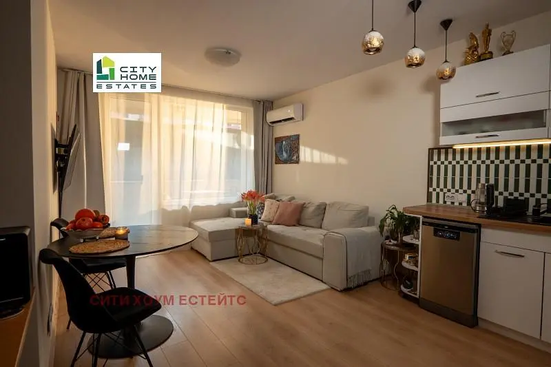 Dnevna soba; prirodno svjetlo, moderni stil, drveni pod