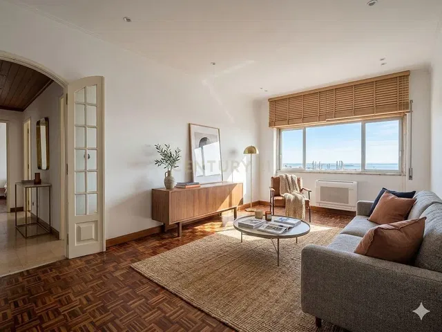 Obývací pokoj; výhled, dřevěná podlaha, přirozené světlo, moderní styl