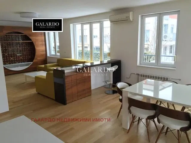 Woonkamer; uitzicht, moderne stijl, houten vloer, natuurlijk licht