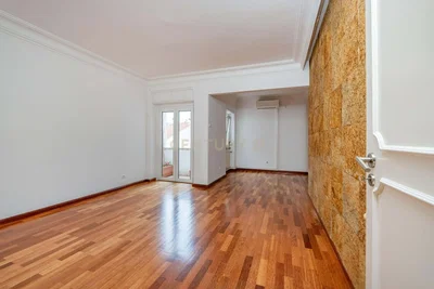 Wohnzimmer; holzboden, tageslicht