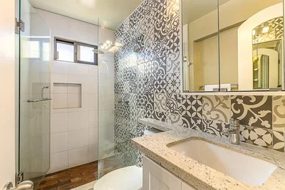 Salle de bain; carrelage, rénové, lumière naturelle