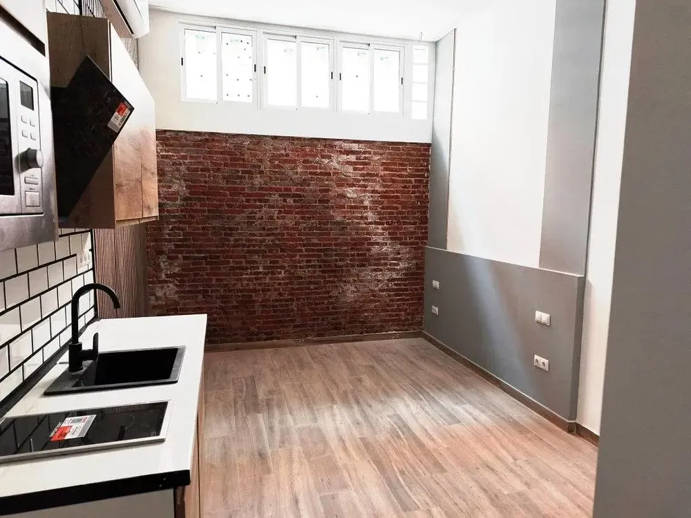 Mutfak; mutfak aletleri, ahşap zemin, doğal ışık, modern stil