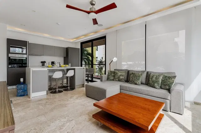 Sala de estar; vista, eletrodomésticos, luz natural, estilo moderno, chão de azulejo