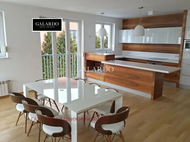 Keuken; uitzicht, moderne stijl, houten vloer, natuurlijk licht