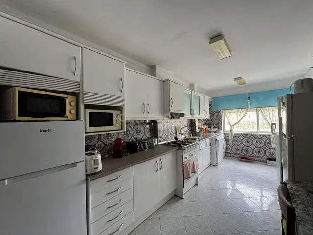 Cuisine; électroménager, carrelage, lumière naturelle