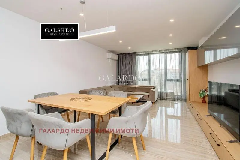 Dnevna soba; moderni stil, drveni pod, prirodno svjetlo