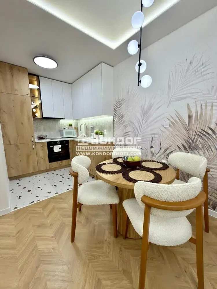 Kuhinja; moderan stil, drveni pod, renoviran, prirodna svjetlost