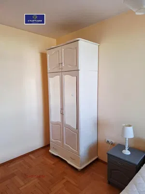 Spavaća soba; drveni pod, prirodno svjetlo