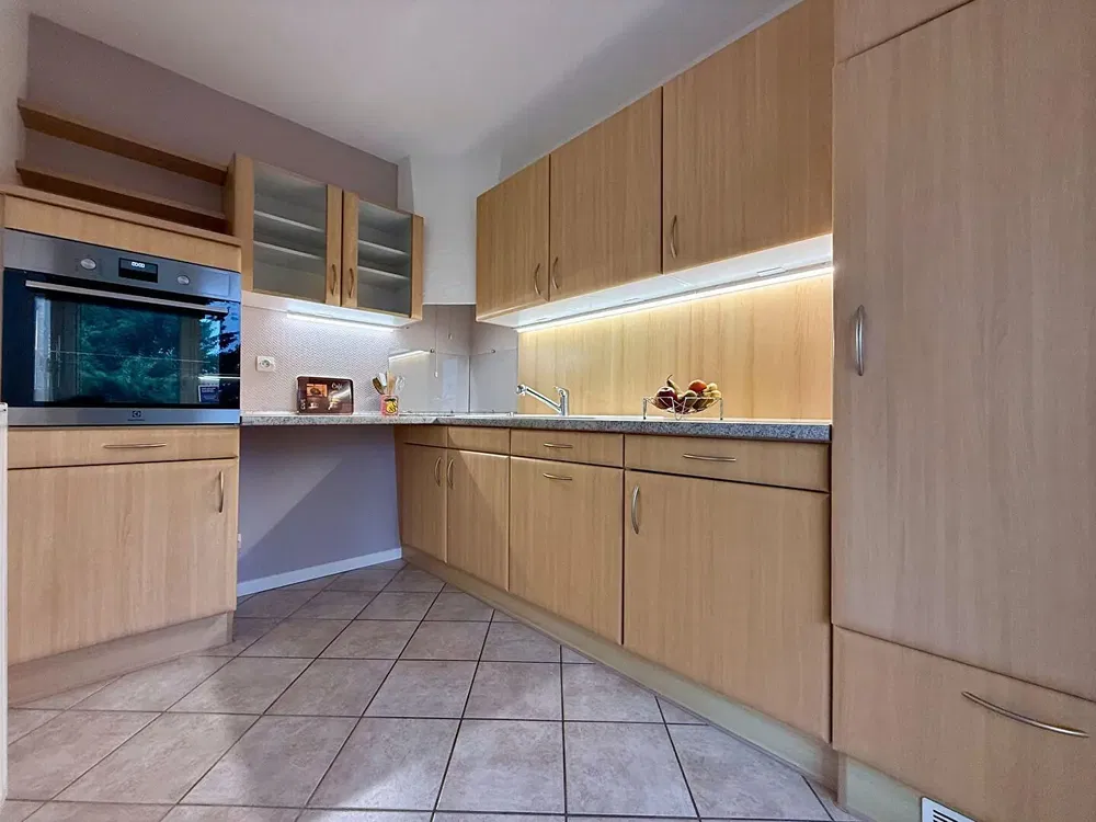 Cuisine; électroménager, carrelage, rénové, lumière naturelle, style moderne