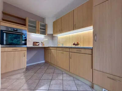 Cuisine; électroménager, carrelage, rénové, lumière naturelle, style moderne