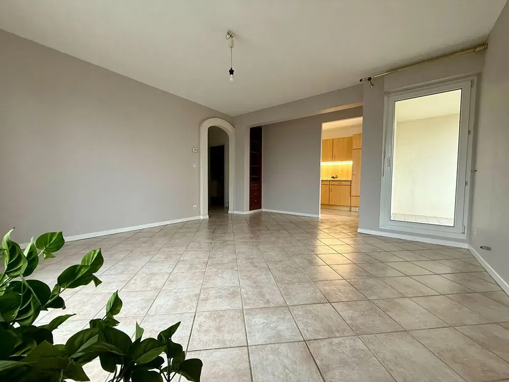 Salon; carrelage, lumière naturelle