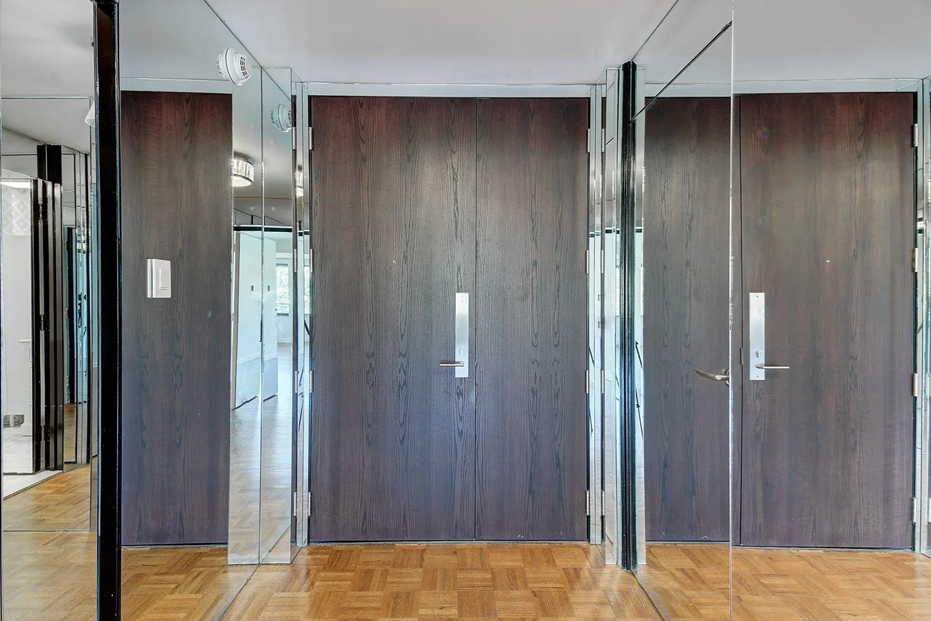 غرفة خلع الملابس; أرضية خشبية, ضوء طبيعي