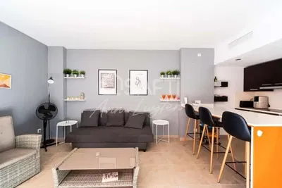 Oturma odası; fayans zemin, modern stil, doğal ışık