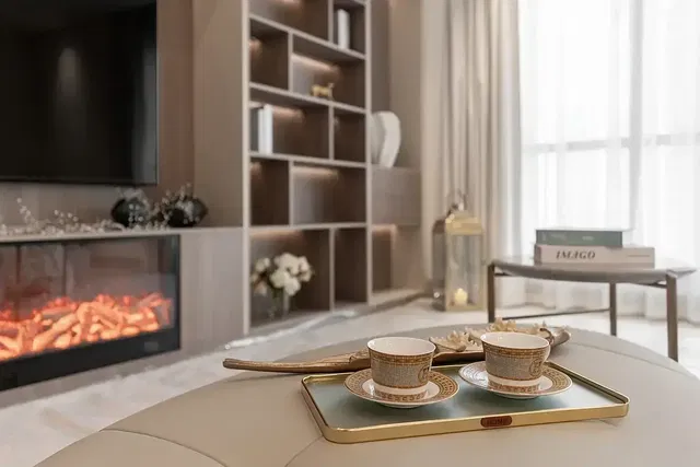 Dnevna soba; kamin, prirodno svjetlo, moderni stil