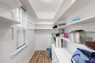 Kuhinja; kuhinjski aparati, drveni pod, prirodno svjetlo