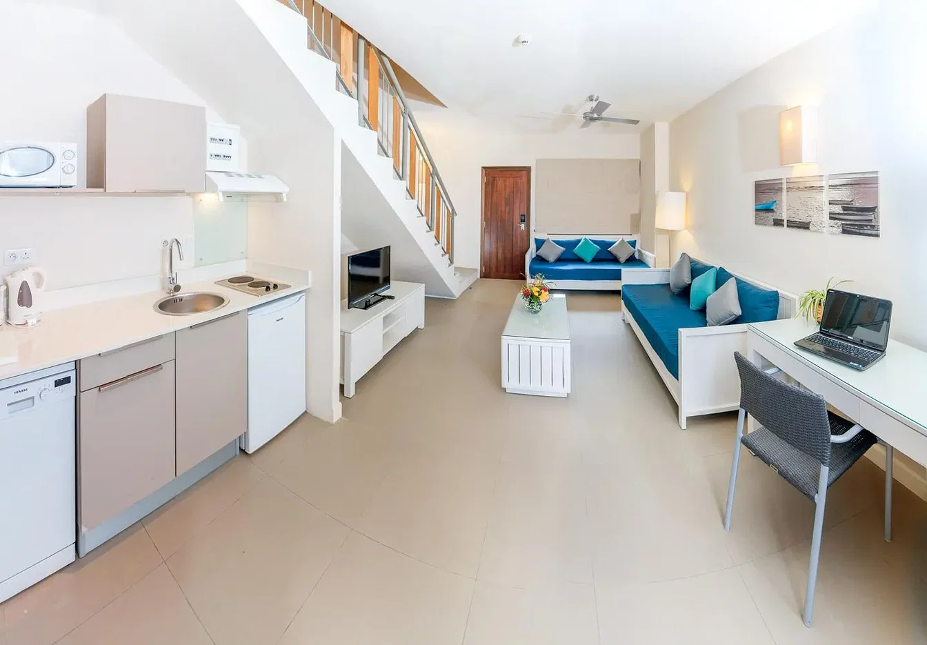 Wohnzimmer; küchengeräte, fliesenboden, tageslicht, moderner stil