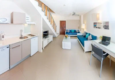 Wohnzimmer; küchengeräte, fliesenboden, tageslicht, moderner stil