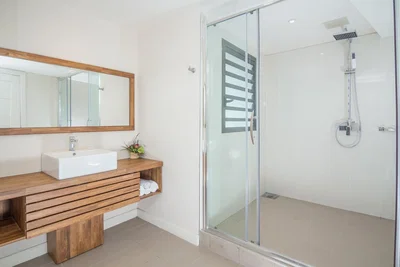 Banyo; fayans zemin, doğal ışık, tadilatlı