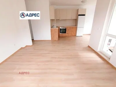 Cucina; elettrodomestici, pavimento in legno, luce naturale
