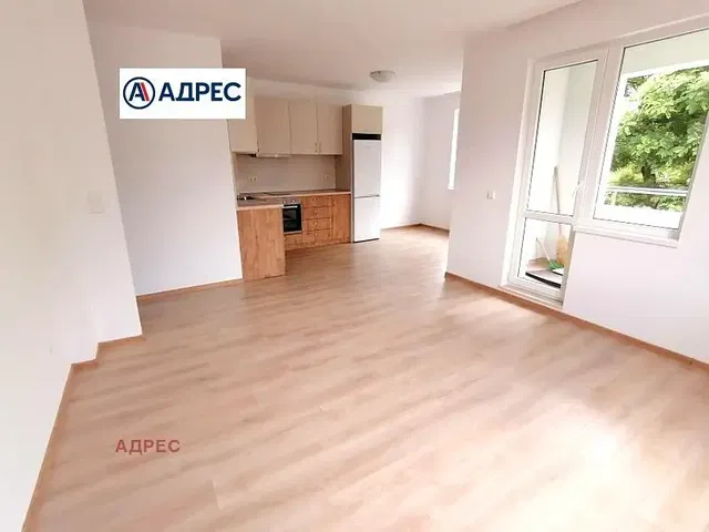 Keuken; uitzicht, houten vloer, natuurlijk licht