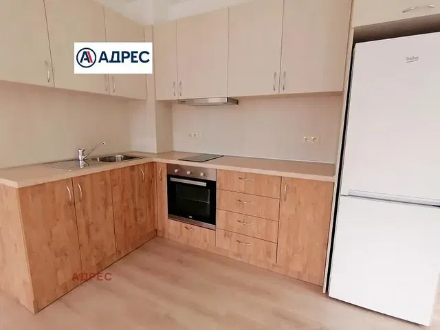 Keuken; keukenapparatuur, tegelvloer