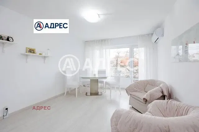 Woonkamer; natuurlijk licht, moderne stijl