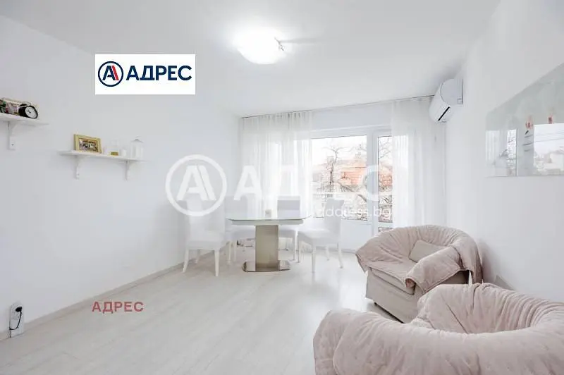 Dnevni boravak; prirodna svjetlost, moderan stil