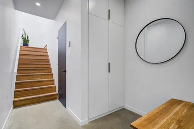 Vestiyer; ahşap zemin, doğal ışık, modern stil