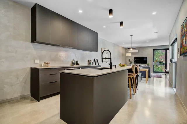 Cuisine; vue, lumière naturelle, style moderne