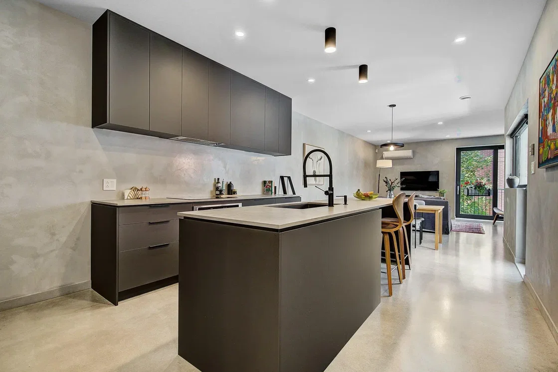 Cuisine; vue, lumière naturelle, style moderne
