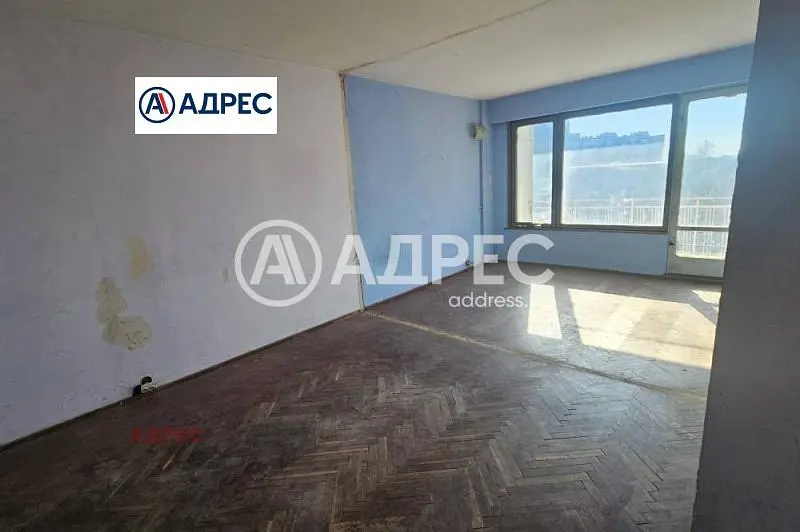 Dnevni boravak; drveni pod, pogled, potrebna renovacija, prirodna svjetlost