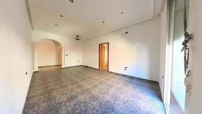 Oturma odası; fayans zemin, tadilat gerekiyor, doğal ışık