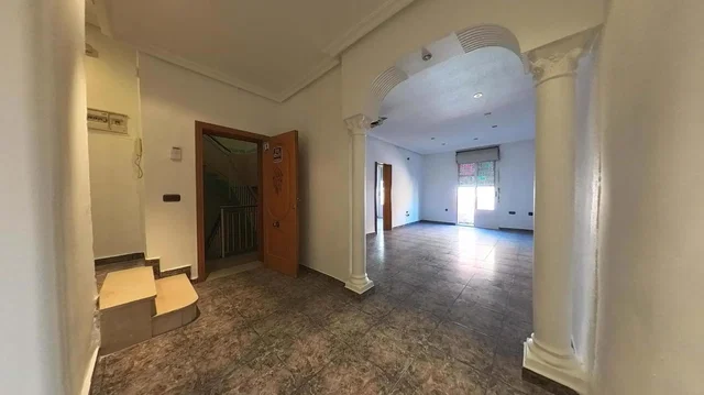 Oturma odası; fayans zemin, doğal ışık