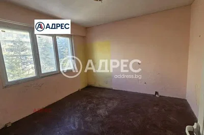 Spavaća soba; potrebna renovacija, prirodna svjetlost, pogled