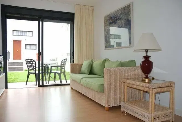 Obývací pokoj; přirozené světlo, rustikální styl, dřevěná podlaha