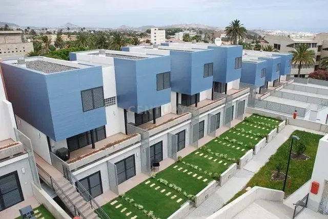 Dům a okolí; výhled