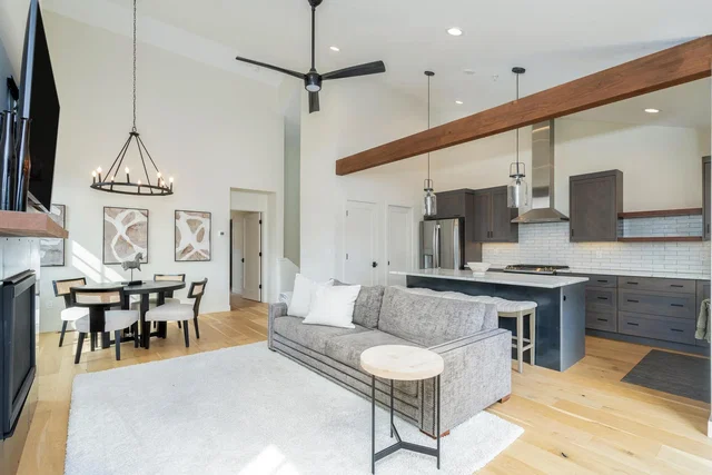 Soggiorno; pavimento in legno, luce naturale, stile moderno