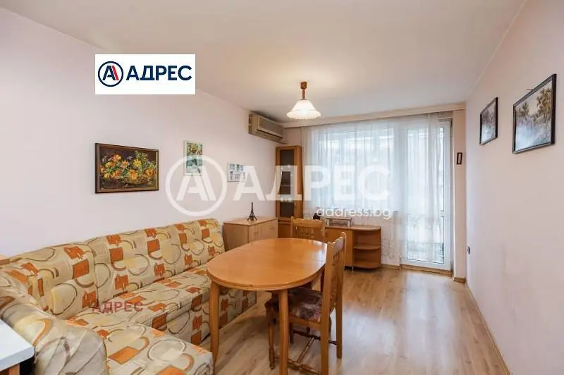 Dnevna soba; drveni pod, prirodno svjetlo