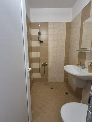 Kupaonica; pločice, prirodno svjetlo
