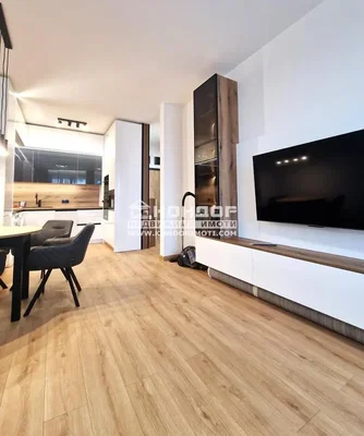 Dnevni boravak; kućanski aparati, drveni pod, prirodna svjetlost, moderan stil