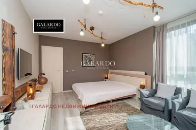 Spavaća soba; drvene grede, drveni pod, prirodno svjetlo, moderni stil