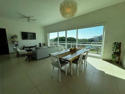 Obývací pokoj; výhled, dlažba, přirozené světlo