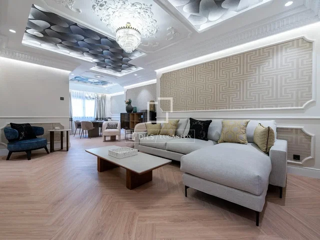 Wohnzimmer; moderner stil, hohe decken, tageslicht, holzboden